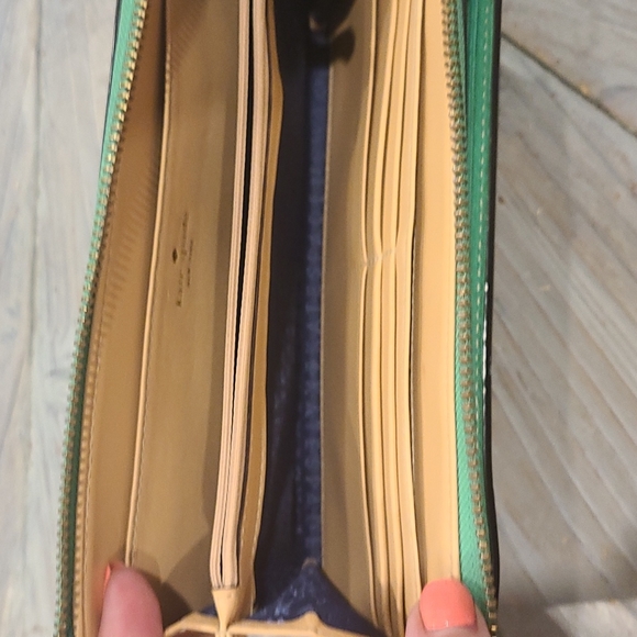 Kate Spade Kelly Green genuine leather wristlet - Picture 3 of 11